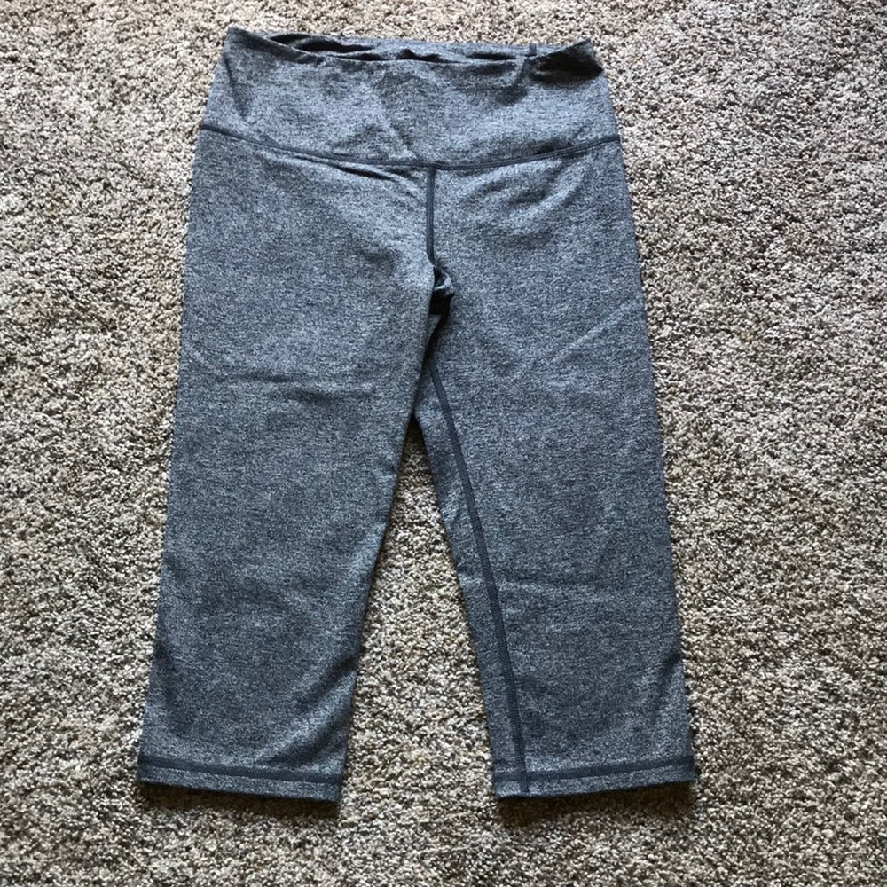 VS Knockout Crop workout leggings-size Small